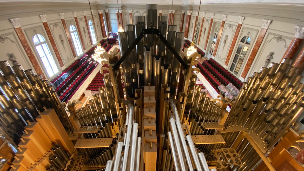 Sicht aus der neuen Orgel in den Musiksaal